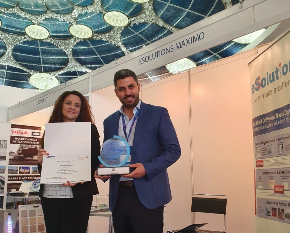 L'équipe eSolutions du sommet Smart Abu Dhabi avec certificat et récompense du participant Crédit photo: eSolutions Maximo