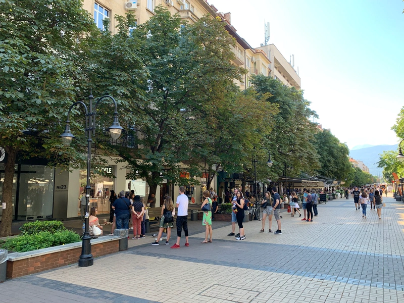 File d'attente devant le magasin iSTYLE Vitosha, Sofia - Bulgarie, lors de la réouverture. Crédit photo: iSTYLE