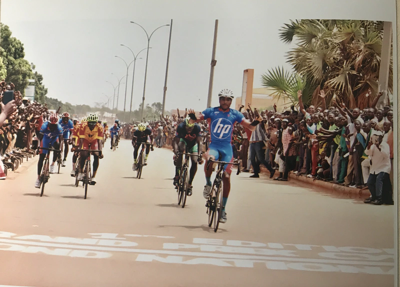 le vainqueur, Paul Daumont, franchissant la ligne d'arrivée parmi la foule. Foto: Southcomp Polaris