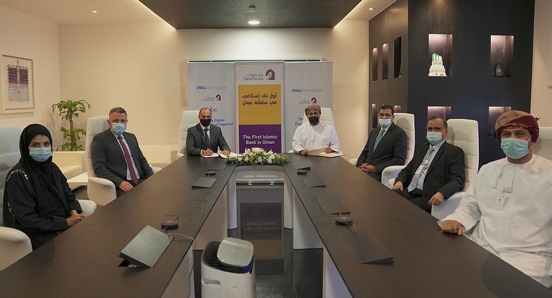 Les équipes ABC, Dell et Bank Nizwa signant l'accord. Crédit photo: Bank Nizwa.