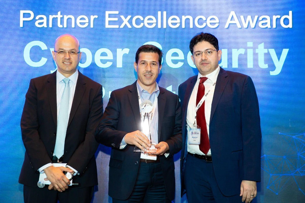 Accepting the award, left to right: ZaidoRemise du prix, de gauche à droite: Zaidoun Arbad, Chef de l’Exploitation StarLink; Mohieddin Kharnoub, Chef Supérieur de Division, CPT; Mahmoud Nimer, Directeur Général StarLink Crédit photo: CPT