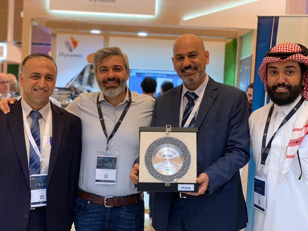 L'équipe MDS CS de Cisco Connect avec sa plaque Diamond Sponsor. Crédit photo: MDS CS