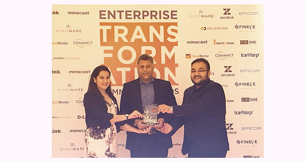 L’équipe de Marketing de MIDIS SI, Sachin Bhardwaj, Umair Khan et Gunika Arora reçoivent le Prix de fournisseur de solutions HCI de l’année lors du Sommet Enterprise Transformation Crédit photo: MDS computers