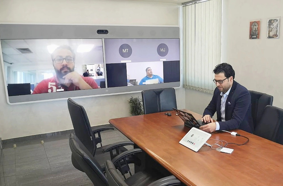 Ingénieur Ahmad Taamneh, de l'équipe JBS, offrant aux enseignants et à l'équipe administrative une formation personnalisée sur les nouveaux outils à distance, Cisco, à Amman. Crédit photo: JBS