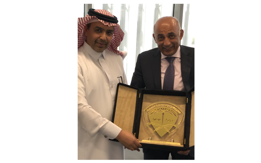 Bashar Hawwari, Président de MDS CS, accepte le trophée de Mohammad Al Rasheed, Direction Générale des Communications et des Systèmes de Sécurité, Ministère de l'Intérieur Crédit photo: MDS CS