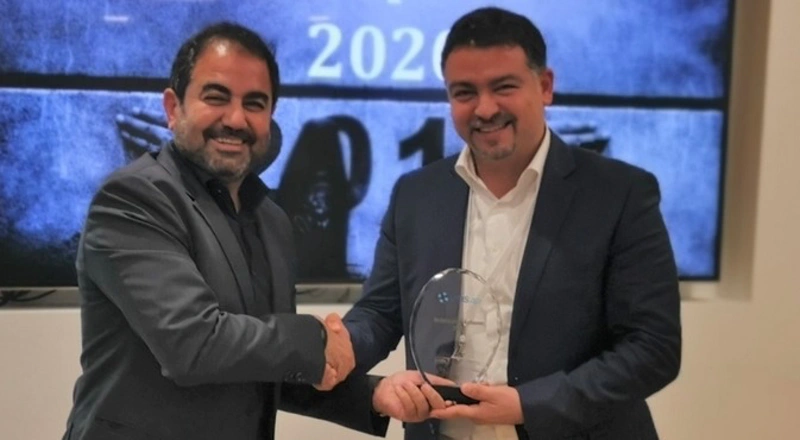 Johnny Beyrouthy, General Manager, Middle East North, MDSap, accepts his Outstanding Achievement Award from Tony Achkar. Photo credit - MDSap