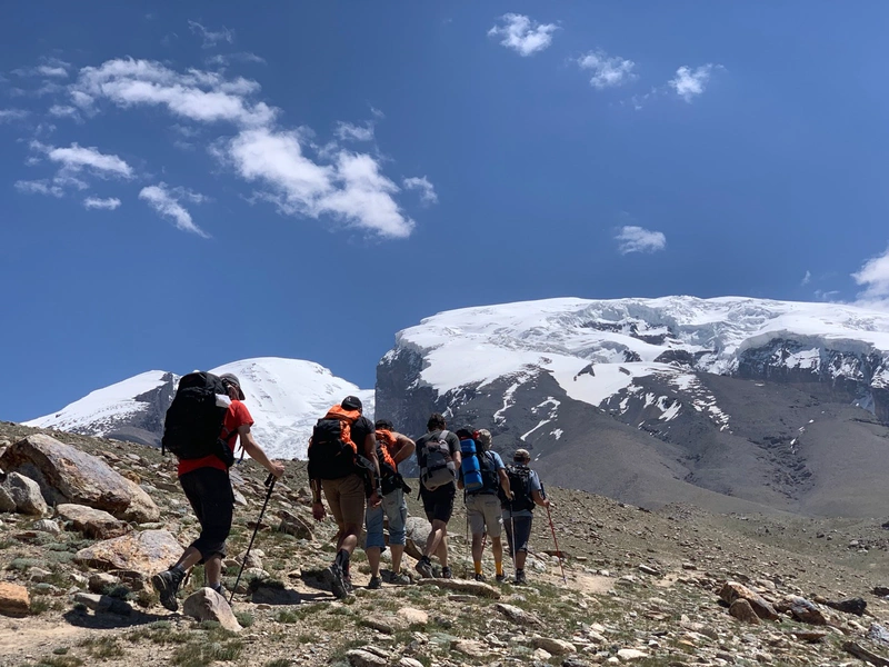 Maxime : La peur augmente quand on approche du but. Faisant une randonnée à Base Camp à 4,400m d’altitude, ayant l’impressionnant Mustagh Ata de 7,546m d’altitude et les glaciers de son « Père des montagnes de glace » toujours en vue