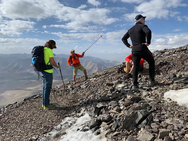 Maxime : Durant la première randonnée d’adaptation juste au-dessus de Base Camp, le guide de montagne français de l’UIAGM Eric, montre les camps supérieurs bien plus hauts, et le sommet de Mustagh Ata de 7,546m situé au-delà des camps