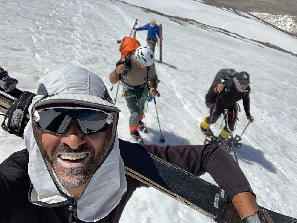 Travail d’équipe débutant l’expédition. Le retour du guide Eric (au fond, portant des skis également) et de moi-même de notre première montée à Advance Camp One (5,700m) dans le but de prêter main forte et d’alléger les charges lourdes que Gregory et Moss transportent sur leurs dos