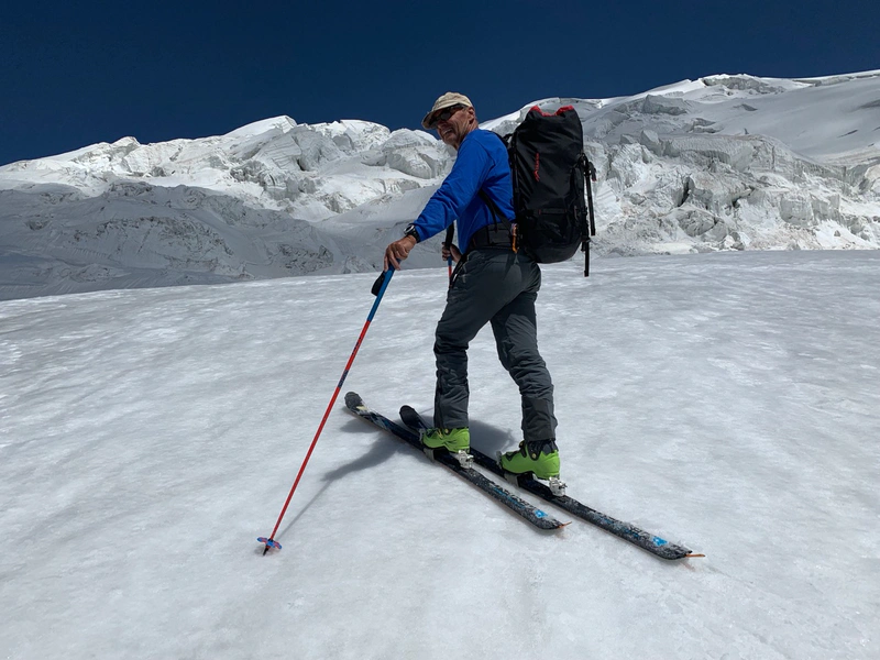 Maxime : Le guide de montagne de l’UIAGM Eric, visiblement heureux d’être arrivé à Advance Camp One à 5,700m d’altitude en beau temps. Il – ni personne d’autre – ne savait qu’une semaine après, des vents de froid mordant de 90km/h et des températures glaciales nous feront enfiler nos doudounes et nos grands moufles avant de nous obliger à redescendre la montagne de 7,546m d’altitude connue pour sa froideur.