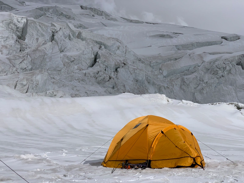 Maxime : Notre petit chez nous loin de chez nous. Le confort précaire de notre tente à Advanced Camp One est amplifié par la proximité des séracs et crevasses béants et avoisinants de Mustagh Ata