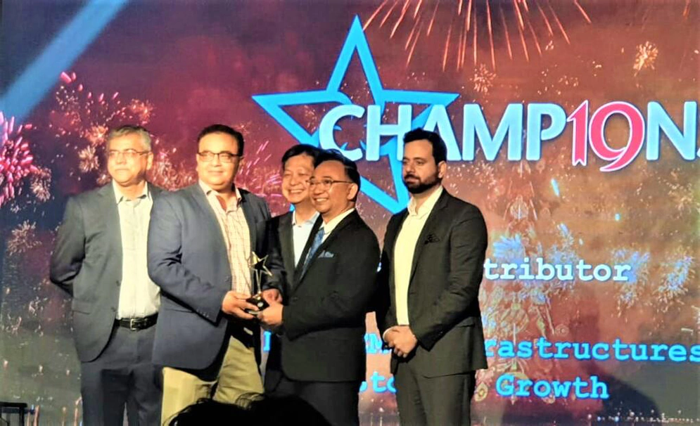 L’équipe Mindware remporte le prix à l’événement DELL EMC Champions. Crédit photo: Mindware