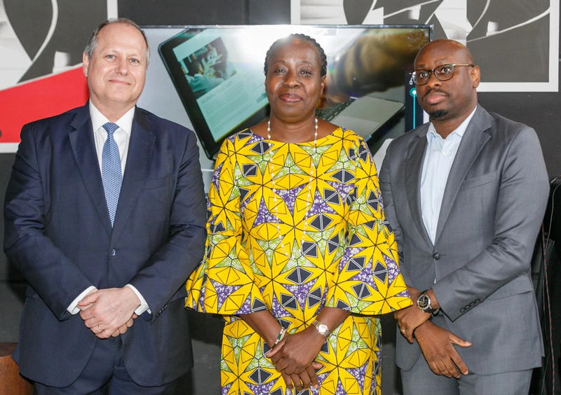 G-D: Ernest Sales, PDG Selectium; Mme Funke Opeke, fondatrice et PDG MainOne; Wale Olokodana, Directeur Business Group de Microsoft Nigeria. Photo HPE-Selectium