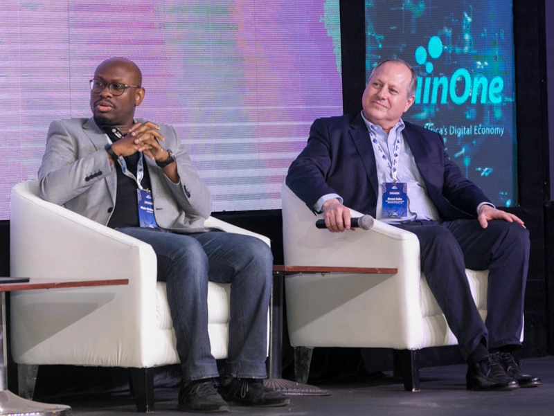 L-R: Wale Olokodana, directeur du groupe commercial, Microsoft Nigeria et Ernest Sales, PDG Selectium sur un panel discutant comment «Exploiter la puissance du Cloud». Crédit photo: HPE - Selectium