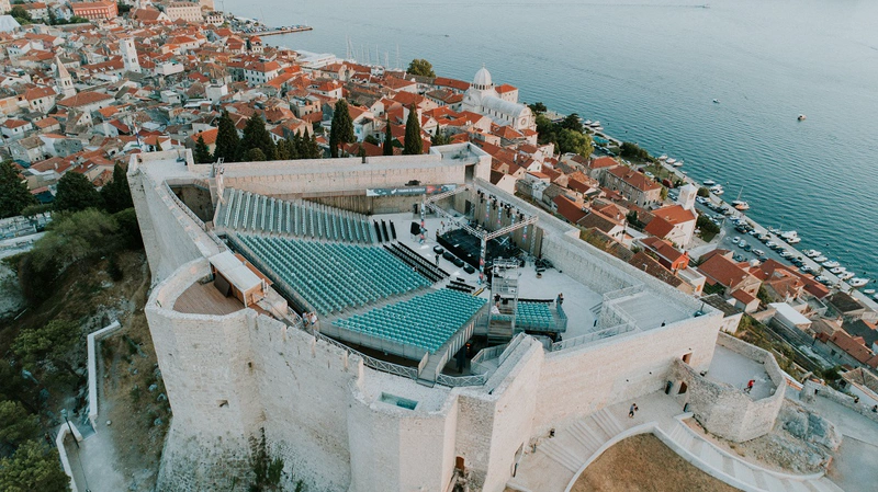 shows the fortress from above in daylight