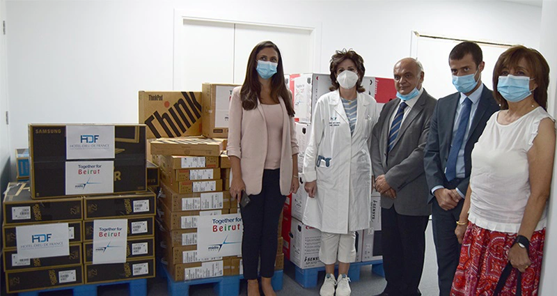 L'équipe Midis et la CIO de l'hôpital, Jocelyne Ziadeh, avec Docteur Samia Jebara, et Abdo El Hachem, Secrétaire du Conseil d'Administration de l'hôpital Hôtel-Dieu de France. Crédit photo: Midis Group