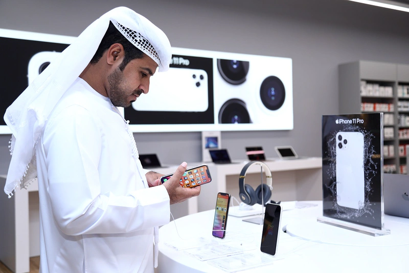 Vérification des tous derniers iPhones dans la nouvelle boutique iSTYLE à Al Ain. Foto: iSTYLE