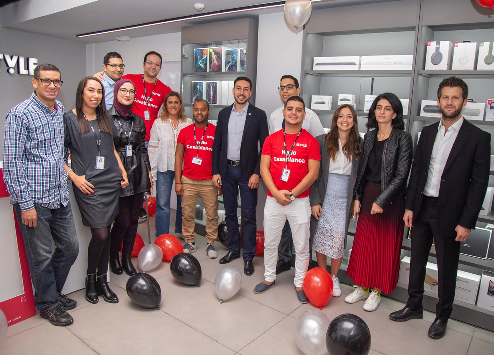 L'équipe d'iSTYLE Casablanca profite du lancement officiel avec les collègues du groupe Apple et de Midis Group Crédit photo: iSTYLE