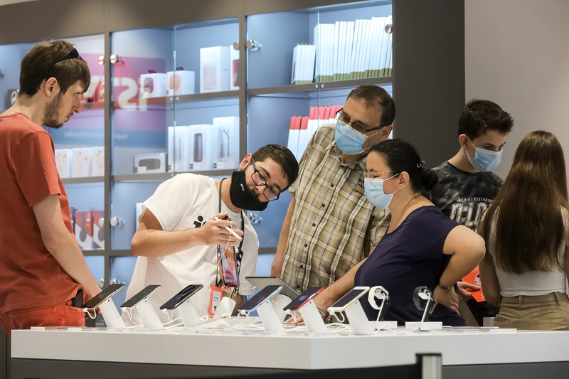 shows a person demonstrating a device to customers