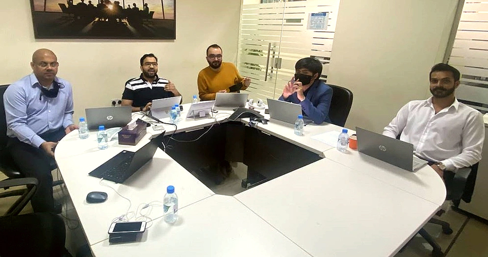 L'équipe ICT responsable du support spécialisé du bureau virtuel Windows: (de gauche à droite) Asanka Indunil, Farhan Dalvi, Sami Houri, Jean Carandang, Sarmad Raza et Robert Saad (non illustré dans la photo). Crédit photo: ICT
