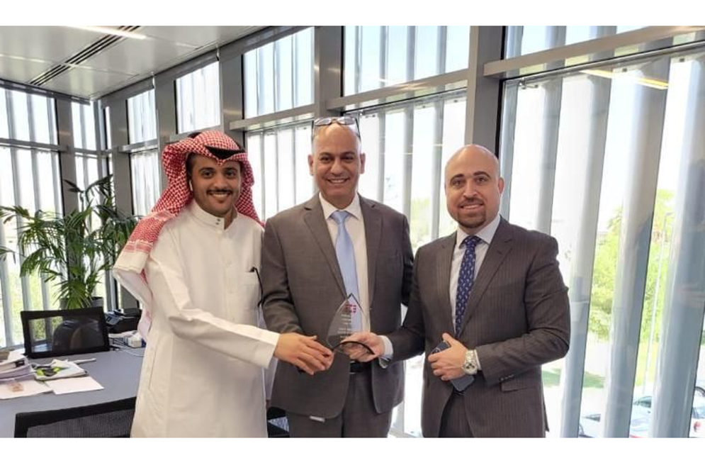 Remise du prix, de gauche à droite, Suliman Al Dhobaie et Mohammad Joudeh de MDS CS avec Samer Jad Allah, Fortinet. Crédit photo: MDS CS