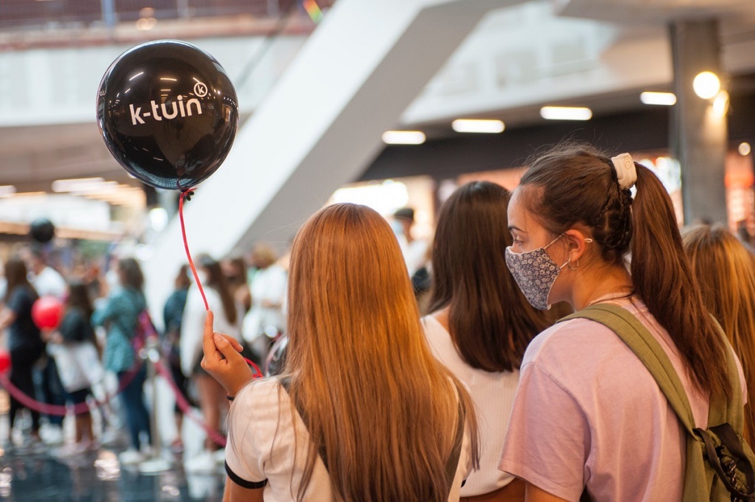 Les fans d'Apple profitant du lancement à Barakaldo - K-tuin s'assure que ces événements ont beaucoup à offrir aux clients de toutes sortes. Crédit photo: K-tuin