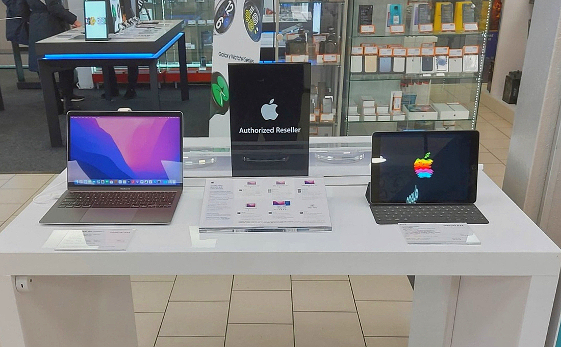 montre l'extérieur d’une vitrine de magasin de haute technologie