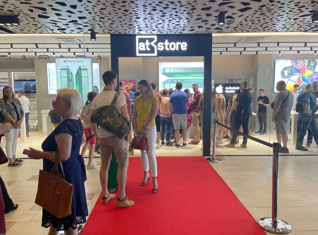 Inauguration d'un magasin de haute technologie avec de nombreuses personnes vues à l'extérieur