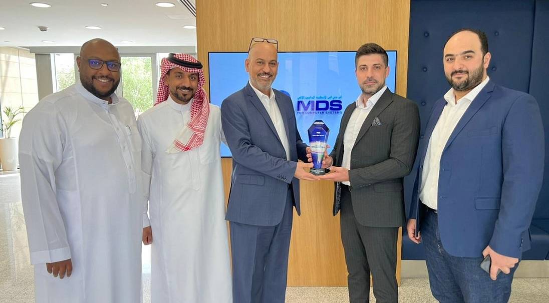 cinq hommes vus ensemble à la remise d’un trophée