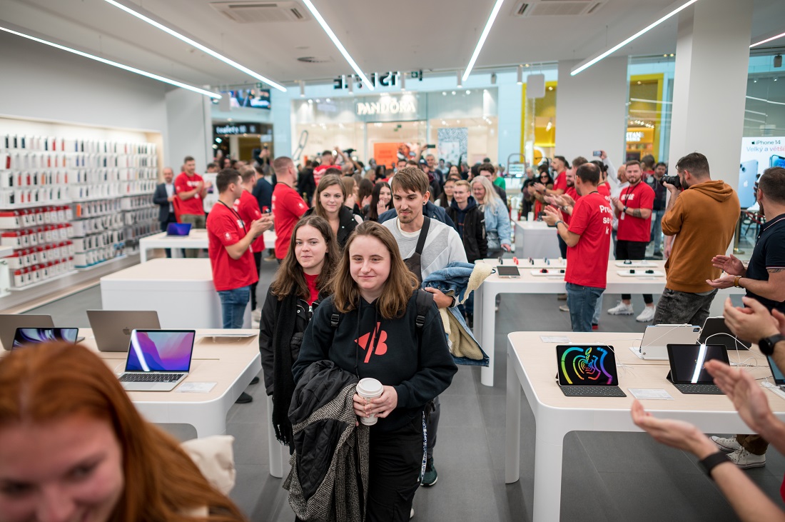 une foule de personnes entrant sur un site de vente au détail de haute technologie