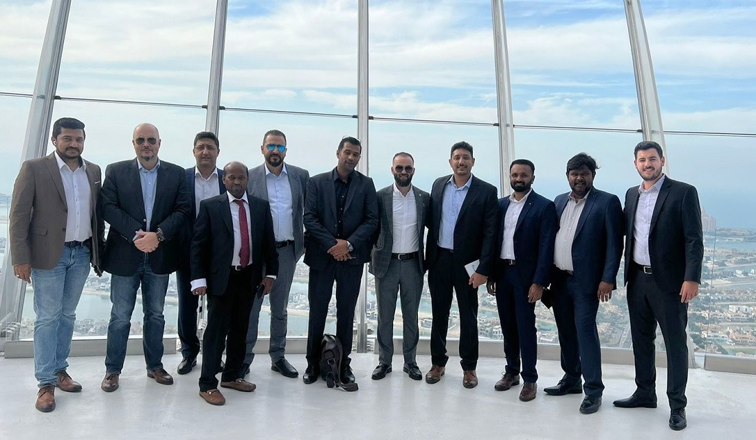 Onze hommes vus sur une photo de groupe à l'extérieur sur la terrasse d'observation d'un gratte-ciel