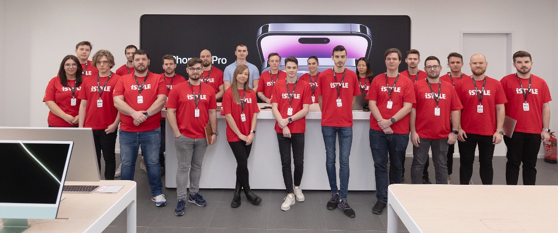 grande assemblée de personnes en t-shirts rouges sur une photo de groupe