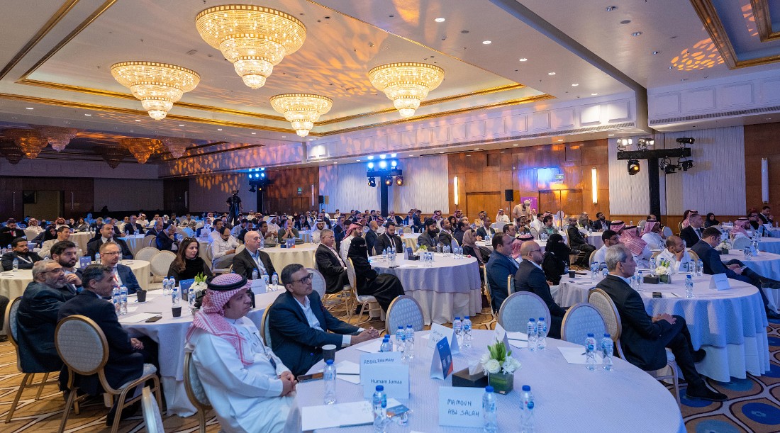 un grand auditorium richement décoré avec de nombreuses personnes assises autour des tables