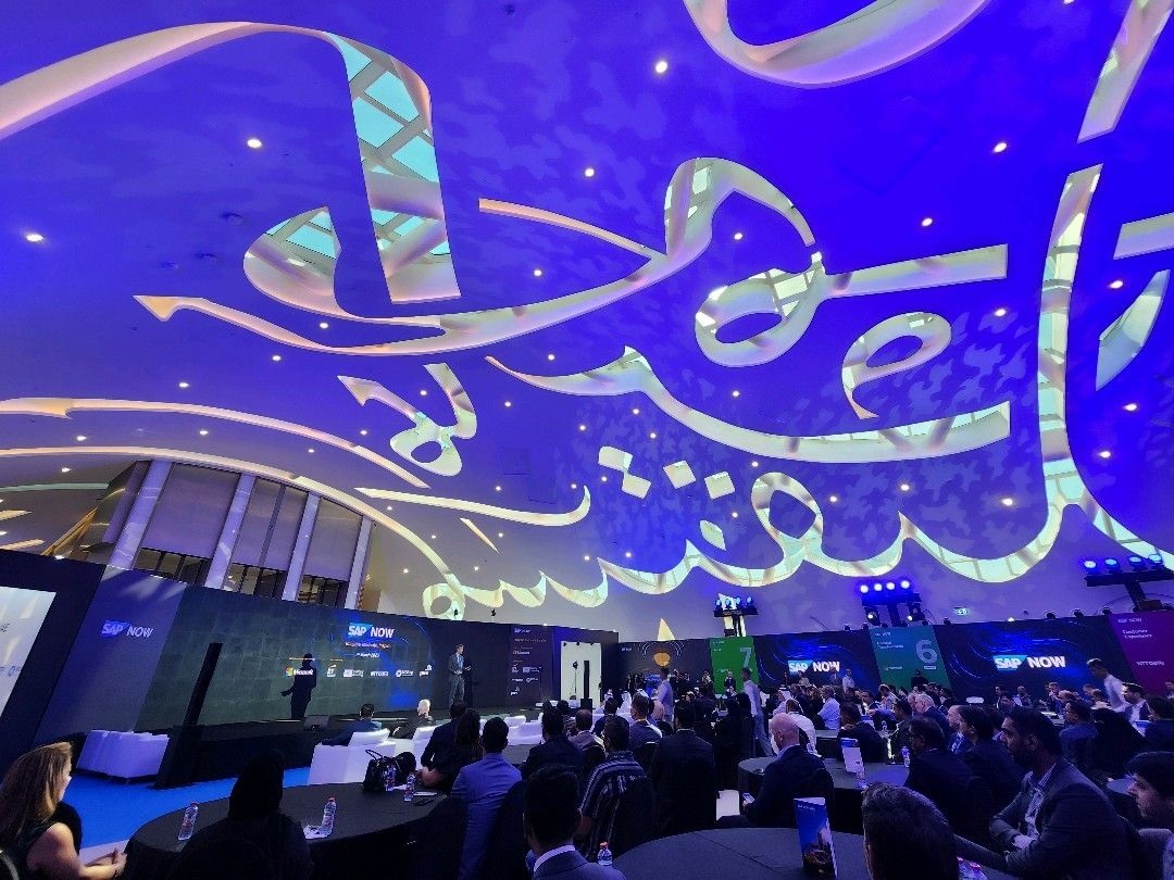 événement technologique organisé dans un fantastique dôme bleu couvert de calligraphie arabe