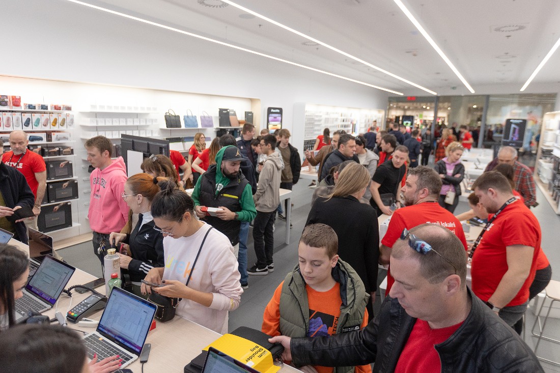 de nombreuses personnes vues lors d'un événement d'ouverture d’un magasin de haute technologie