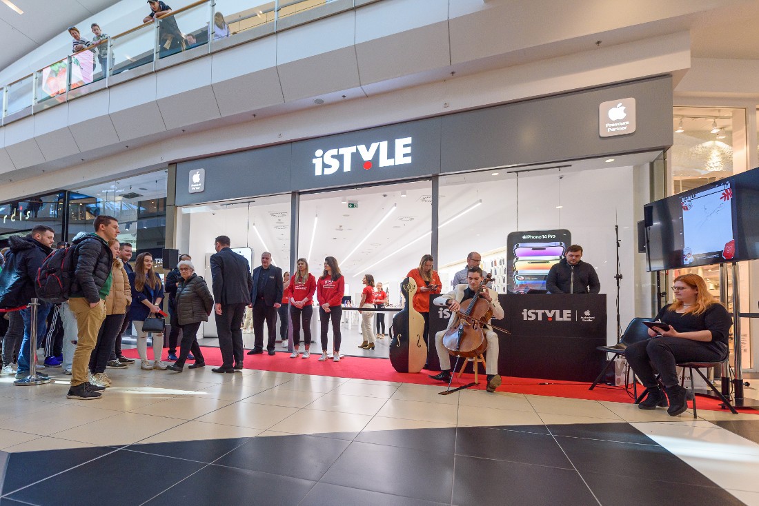 des personnes attendent d'entrer dans un magasin de haute technologie lors d'un événement d'ouverture