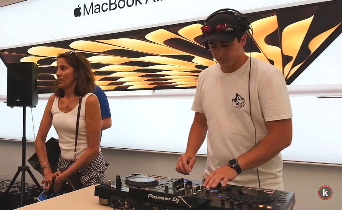 un DJ joue un set dans un magasin de haute technologie
