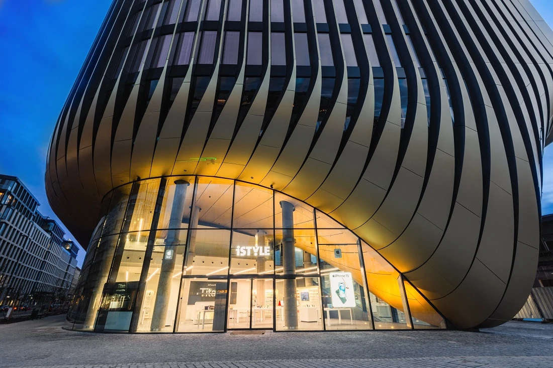 montre l'extérieur d'un bâtiment de haute technologie