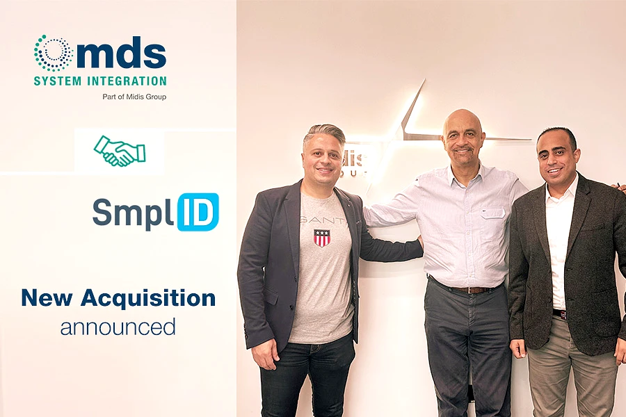 trois hommes sur une photo de groupe avec le logo Midis Group et SmplID derrière eux.