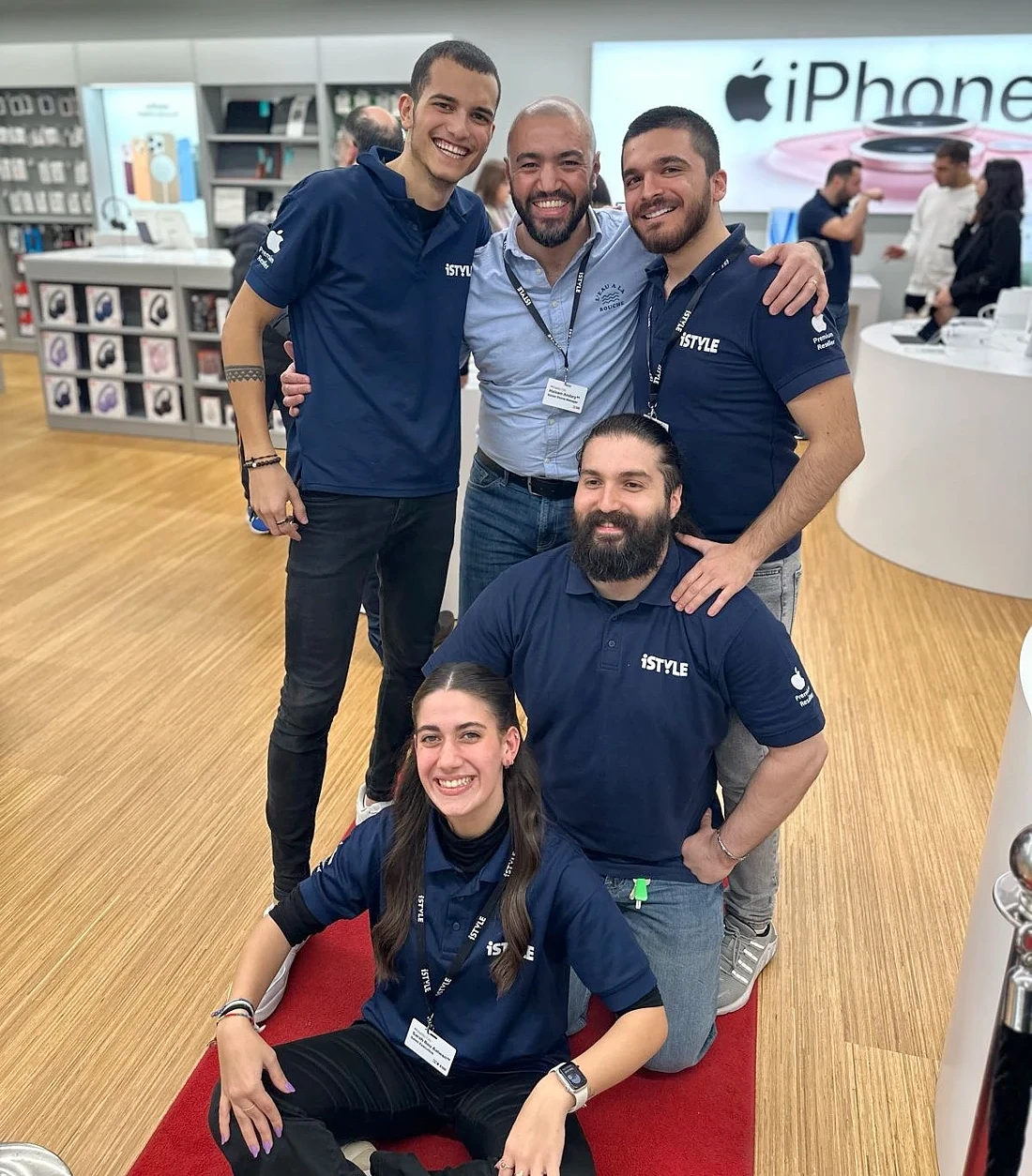 quatre hommes et une femme sur une photo de groupe amusante