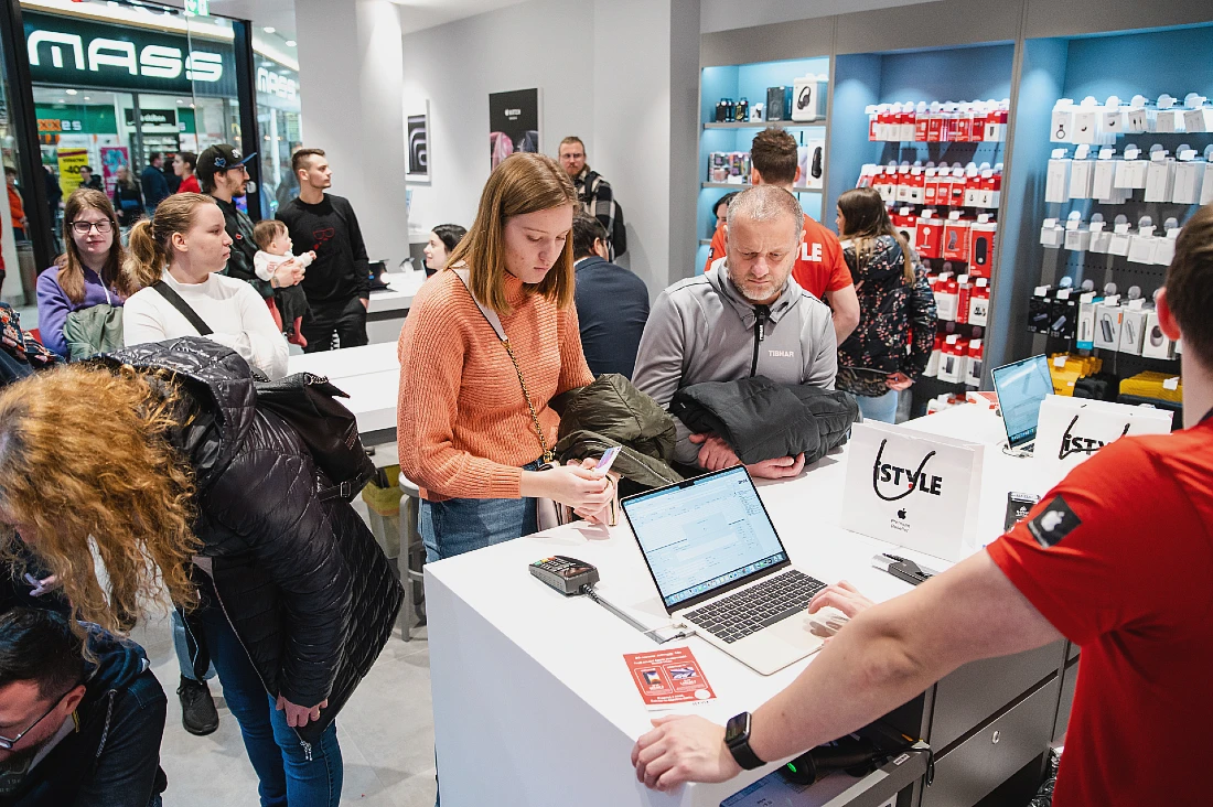 Intérieur d'un magasin de haute technologie avec de nombreuses personnes regardant les appareils