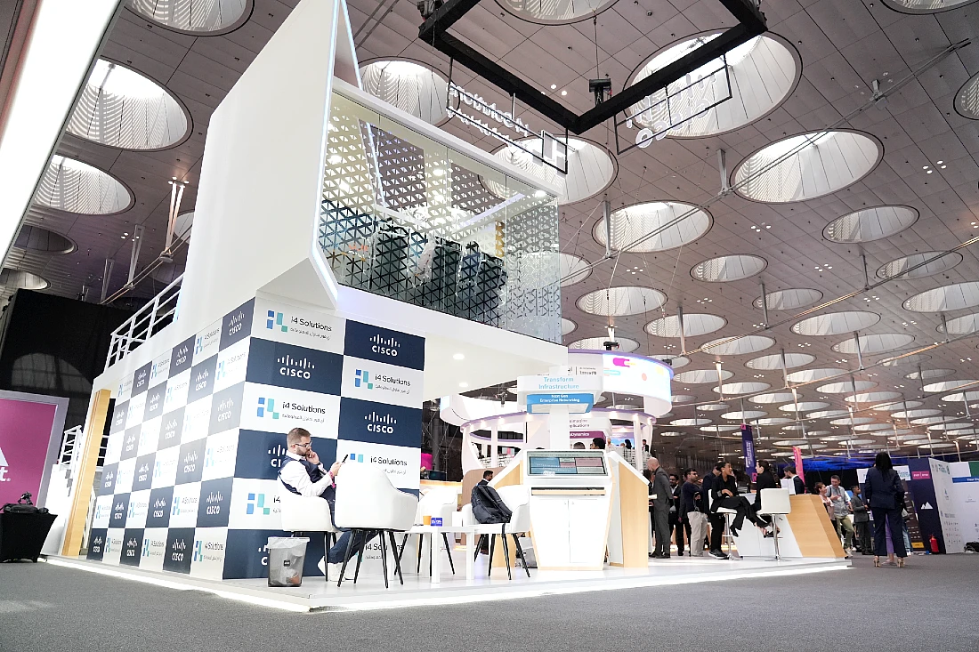 un stand d'exposition de haute technologie au Web Summit Qatar