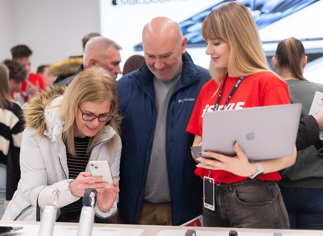 two customers talk with an iSTYLE advisor in store