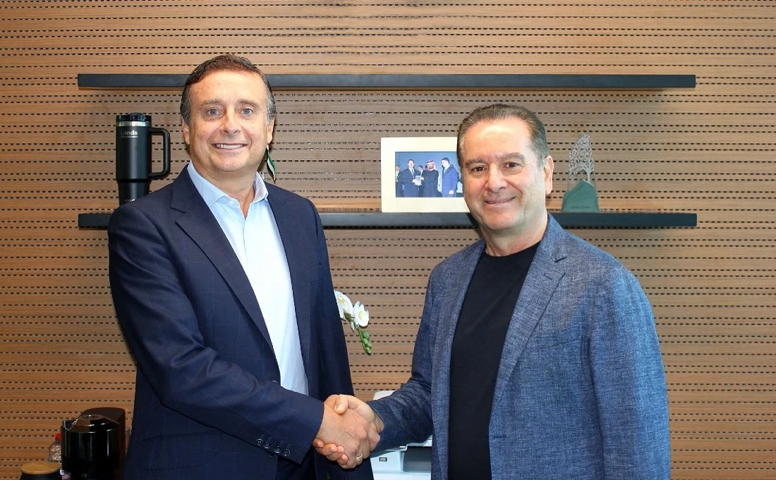 two men are seen shaking hands 