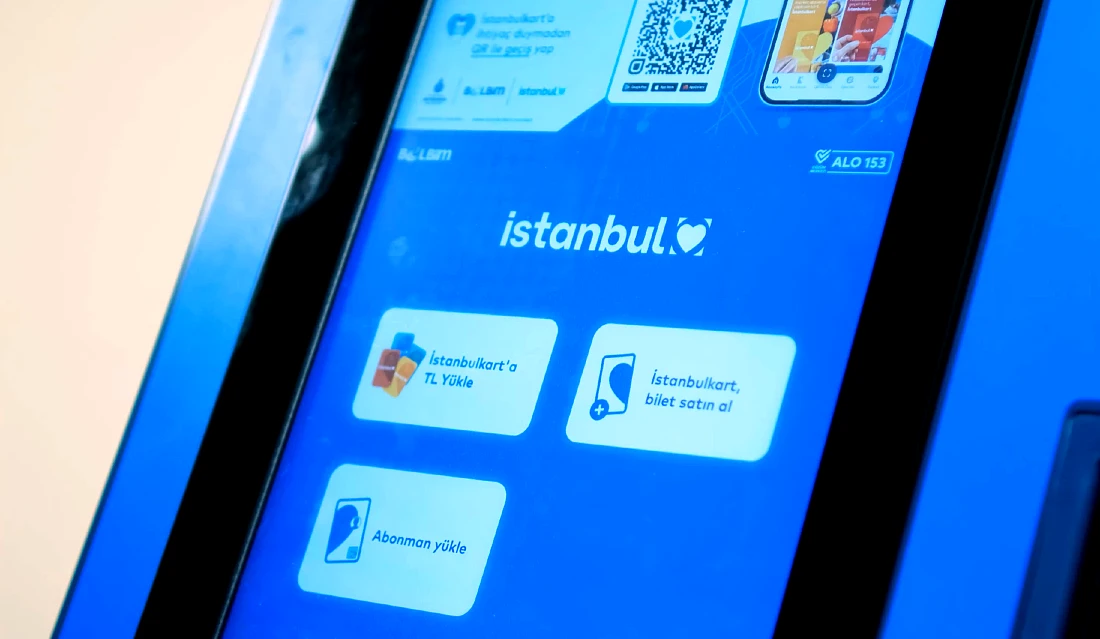 gros plan sur un écran de distributeur automatique de billets avec le mot Istanbul en évidence