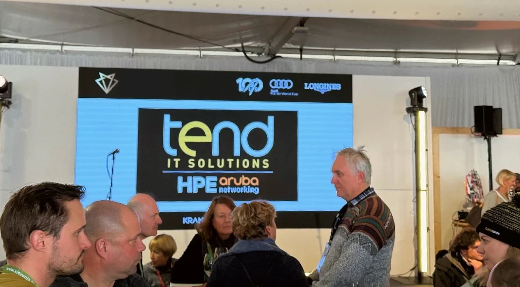 Un rassemblement de personnes à l'intérieur d'un centre de presse.