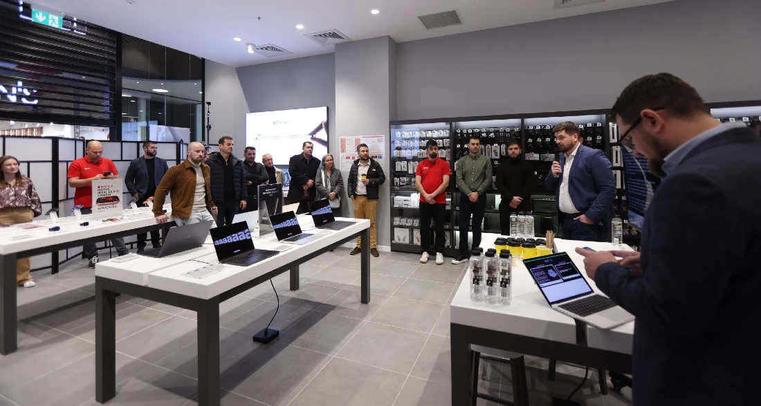 A member of the iSTYLE in-store team presents from a laptop to a group of people at the B2B event 