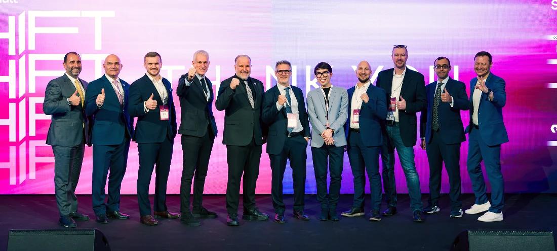 Onze hommes en costume apparaissent sur une photo de groupe.