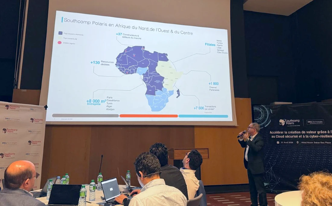 Un homme est vu en train de faire une présentation à un public tout en regardant un écran montrant une carte de l'Afrique.